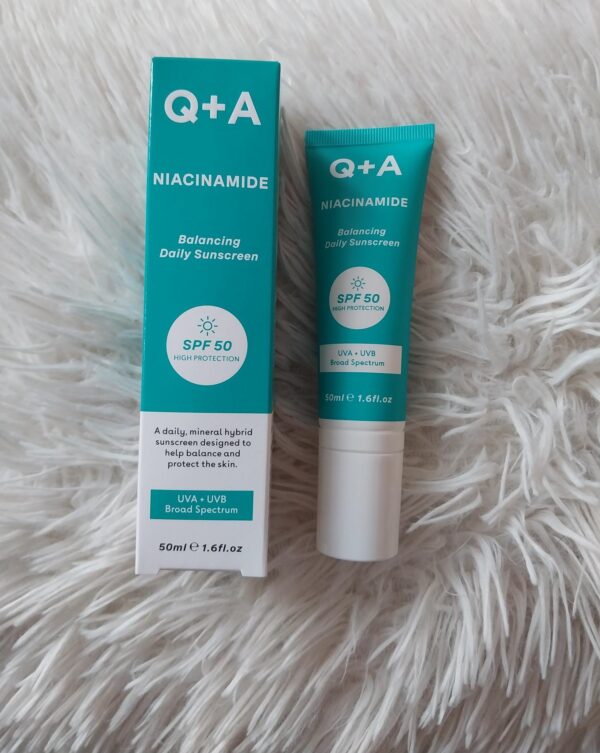 Q+A Niacinamide Balancing Daily Sunscreen SPF 50
